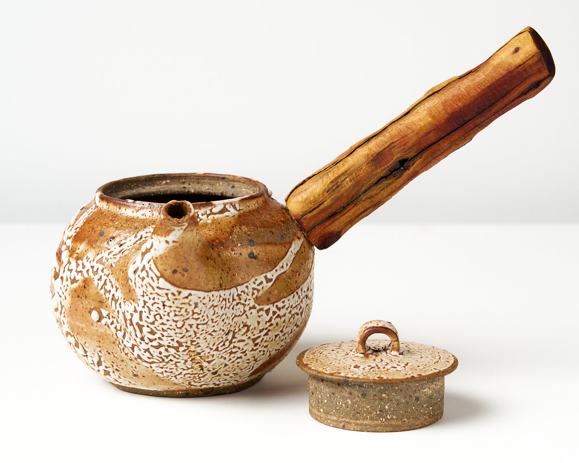 side habndle shino tapot front view with lid off